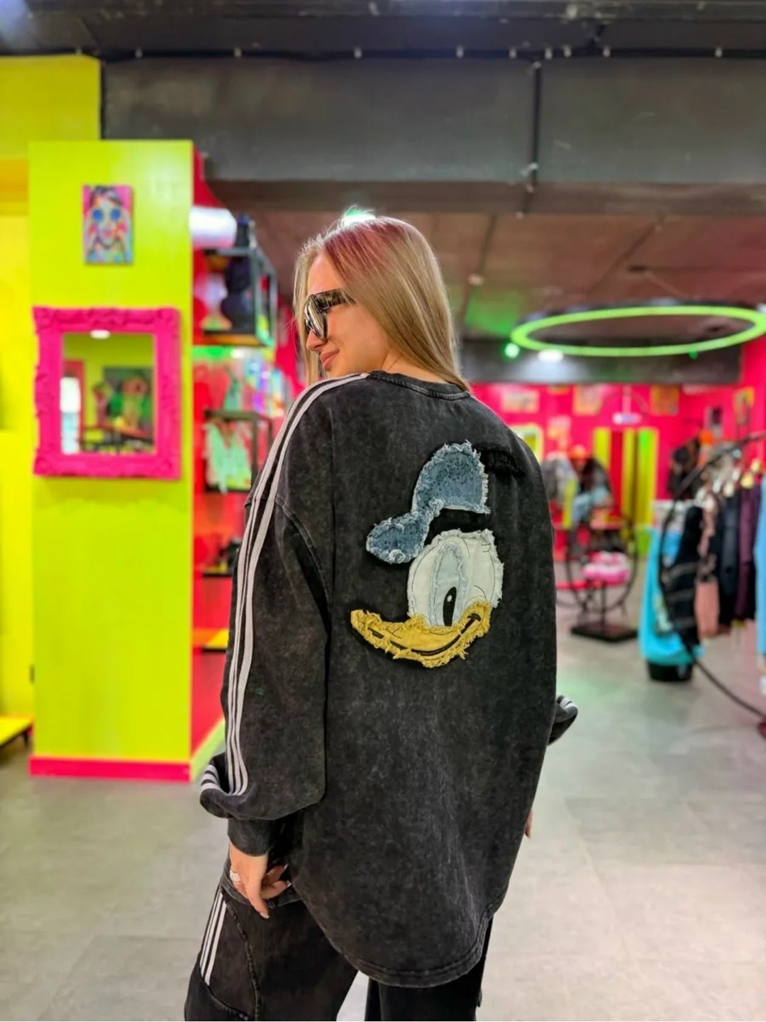 свитшот толстовка оверсайз микки маус со стразами,свитшот дисней,свитшот с принтом и пайетками оверсайз korean stars,свитшот с пайетками,свитшот женский