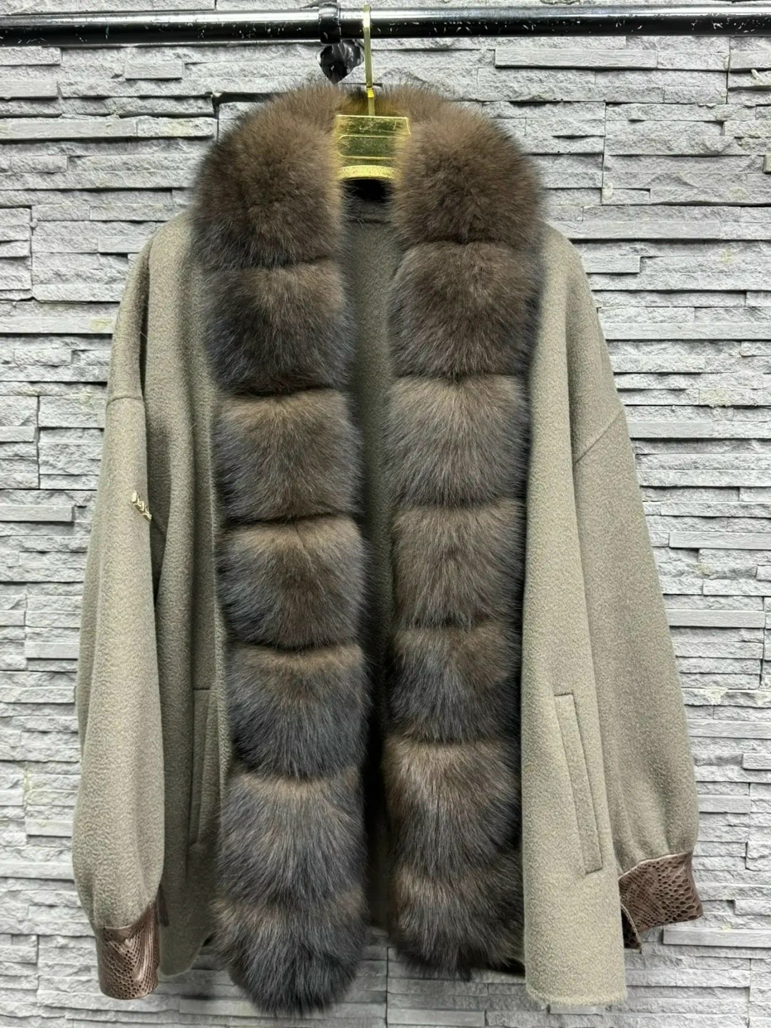 утепленное кашемировое пальто с мехом куницы,кашемировое пальто с мехом куницы yana kraft brand,кашемировое пальто серо-бежевого цвета с мехом куницы,пальто шерстяное с мехом соболя stone,кашемир паль