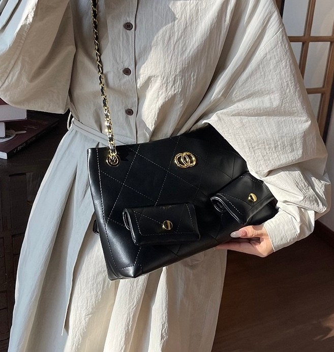 сумка с цепочкой,сумка модная женская,женская сумка на цепочке,стеганая сумка,сумка багет женская с цепочкой