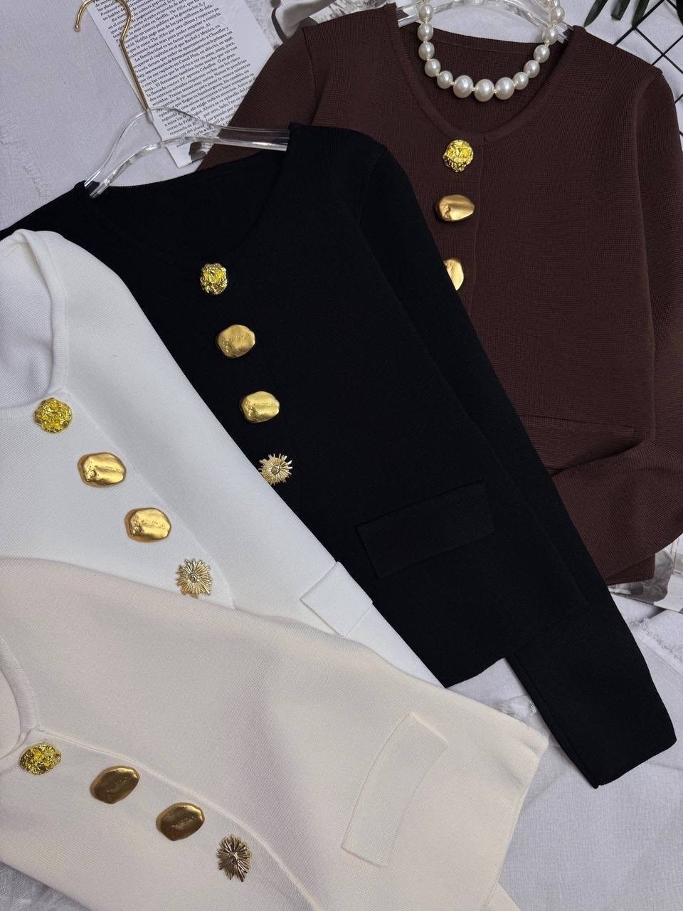 женский кардиган с большими золотыми пуговицами,кардиган на пуговицах,жакет,белый кардиган,женский кардиган