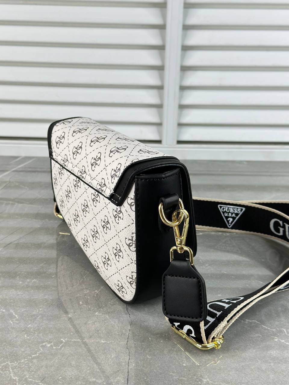 сумка guess кросс боди,сумка guess женская,сумка седло guess,сумка на плечо кросс-боди guess,сумка guess