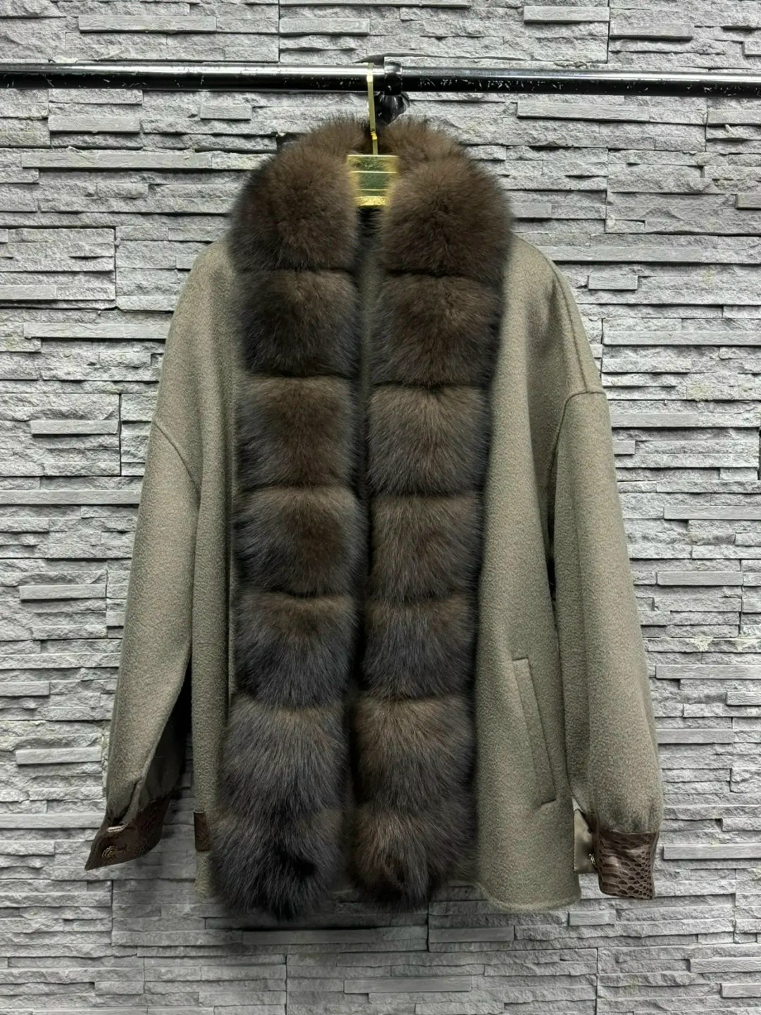утепленное кашемировое пальто с мехом куницы,кашемировое пальто с мехом куницы yana kraft brand,кашемировое пальто серо-бежевого цвета с мехом куницы,пальто шерстяное с мехом соболя stone,кашемир паль