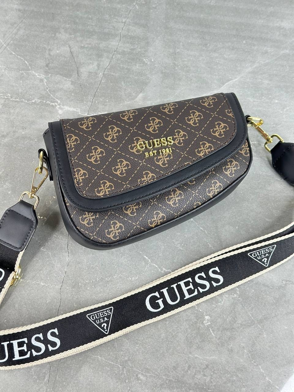 сумка guess кросс боди,сумка guess женская,сумка седло guess,сумка на плечо кросс-боди guess,сумка guess