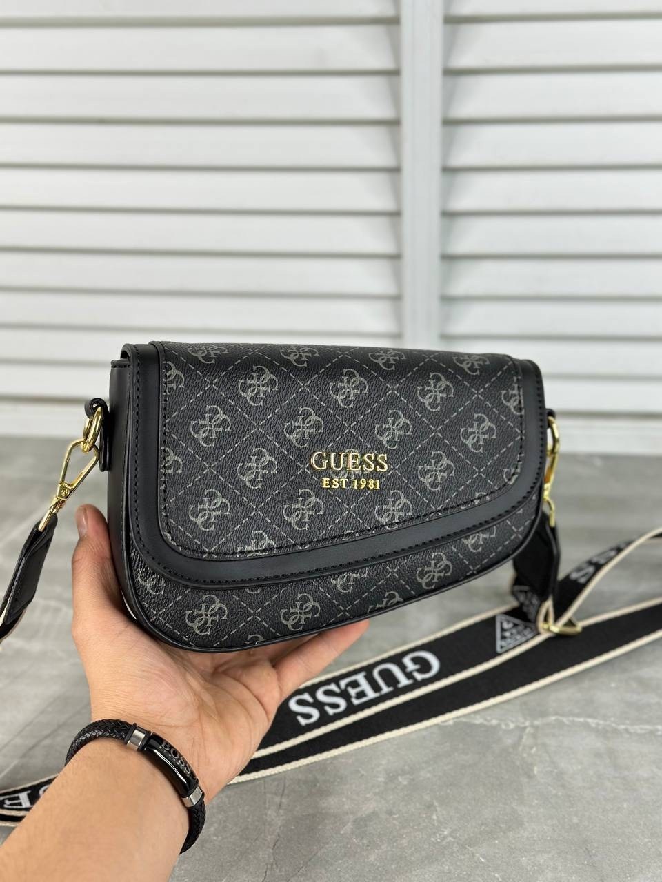 сумка guess кросс боди,сумка guess женская,сумка седло guess,сумка на плечо кросс-боди guess,сумка guess