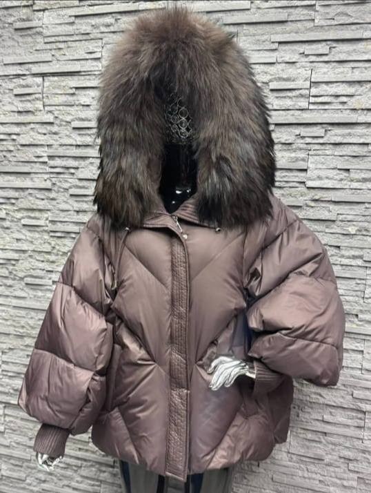 модная куртка из гусиного пуха с воротником из меха енота,пуховик с натуральным мехом,женский пуховик с воротником из меха енота,женская куртка на белом утином пуху с воротником из натурального лисьег