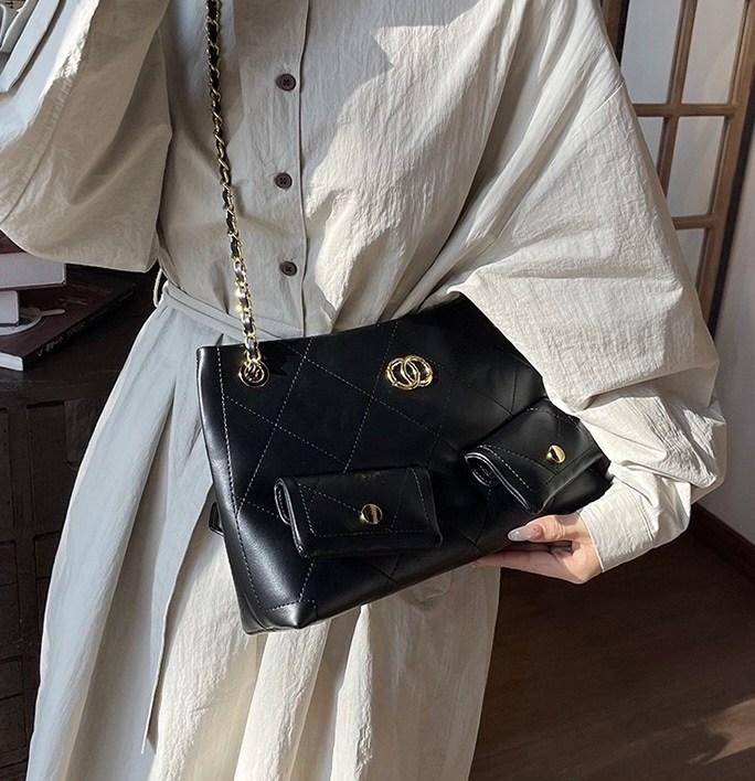 сумка с цепочкой,сумка модная женская,женская сумка на цепочке,стеганая сумка,сумка багет женская с цепочкой