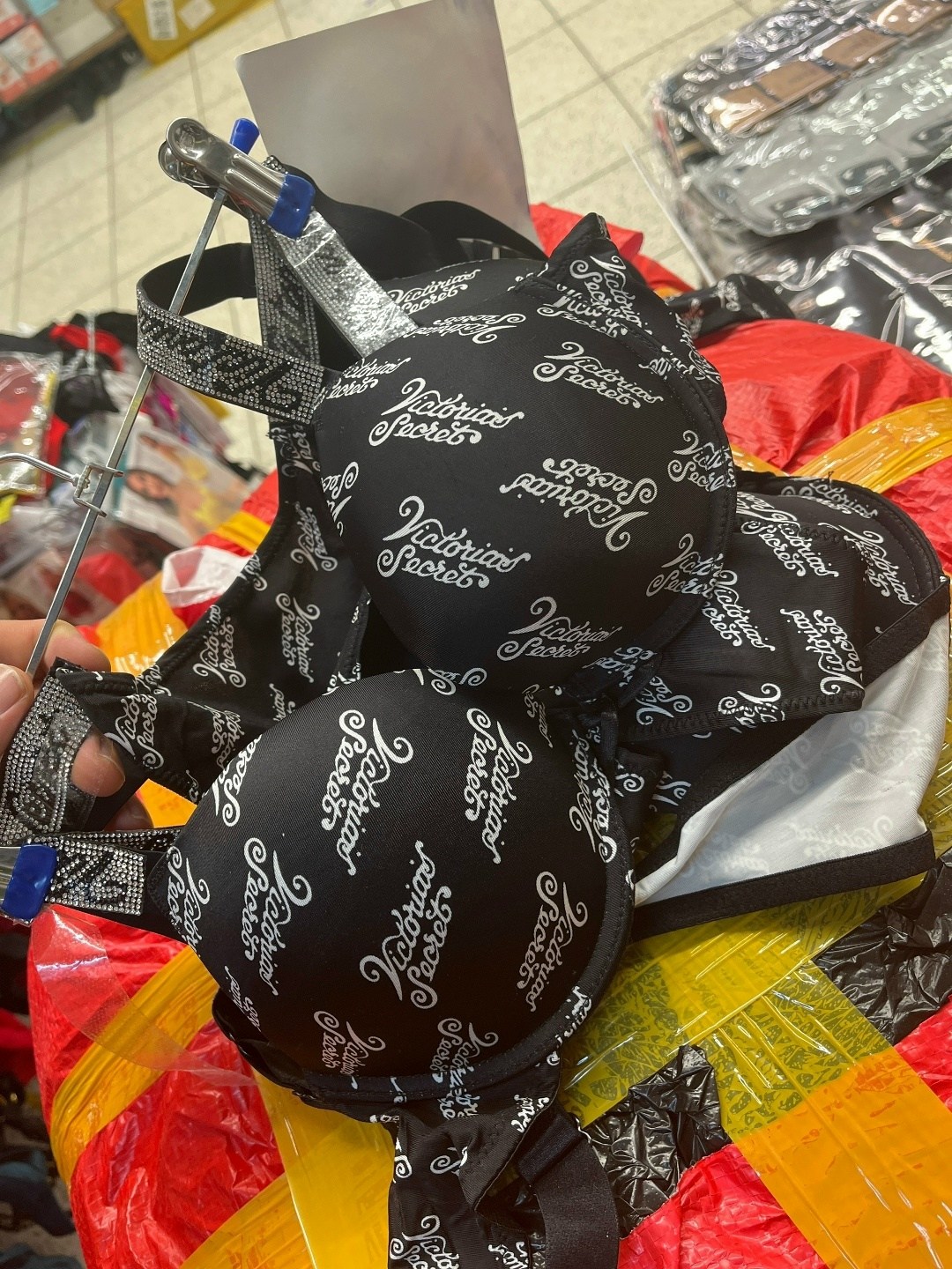 комплект нижнего белья,комплект женского нижнего белья,комплект с бюстгальтером,женские комплекты белья,бюстгальтер