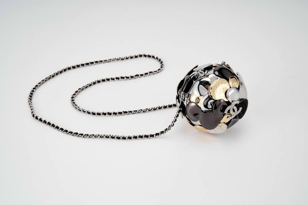 сумка женская chanel,chanel сумка,подвеска шар,ювелирное украшение,chanel клатч