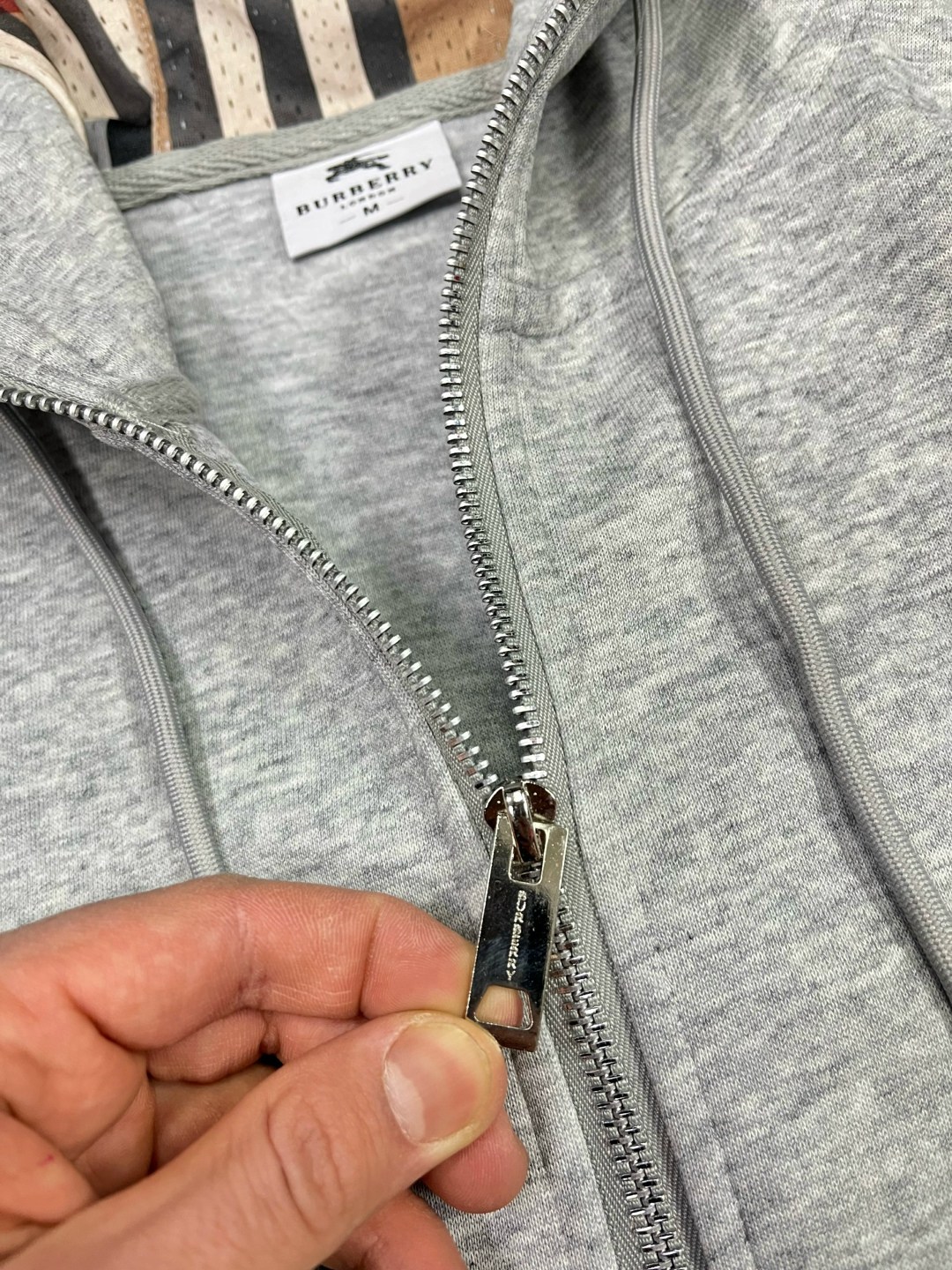 зип худи burberry,burberry hoodie,zip hoodie burberry grey vintage,burberry zip up hoodie,burberry hoodie grey zip