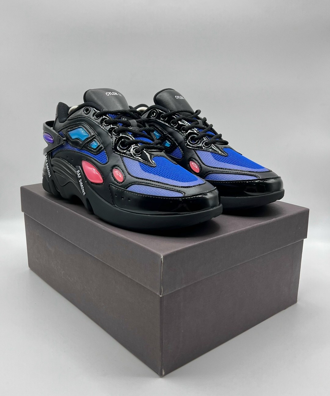 черные кроссовки cylon-21 raf simons,кроссовки raf simons cylon-21 sneaker,кроссовки raf simons cylon 21,raf simons черные низкие кроссовки,raf simons cylon-21 sneaker black & blue