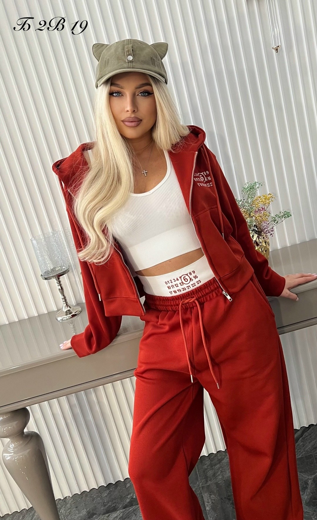 женский красный костюм miu miu,женский костюм,красный женский костюм,костюм женский спортивный,спортивный костюм