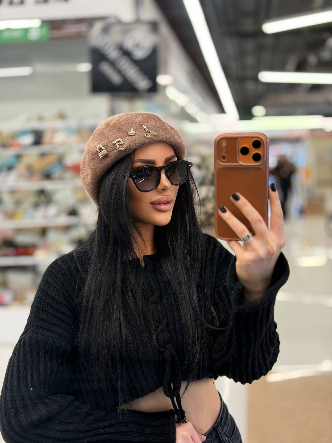 брюнетка в кепке,берет,берет женский,модная шапка,девушки в кепках и очках