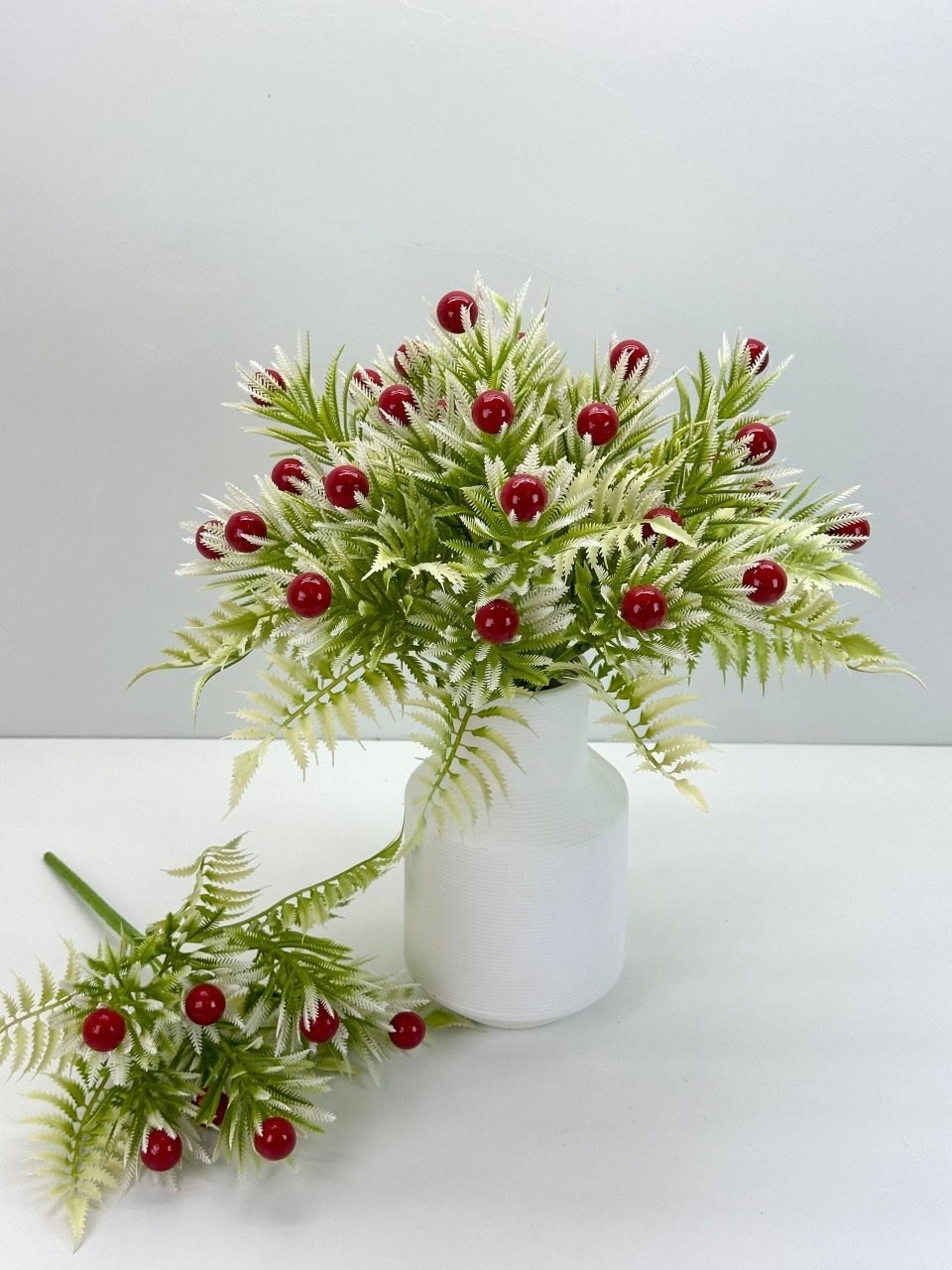 букет искусственные,комнатный цветок с красными ягодками,зелень для букета,для букета,веточка с ягодами