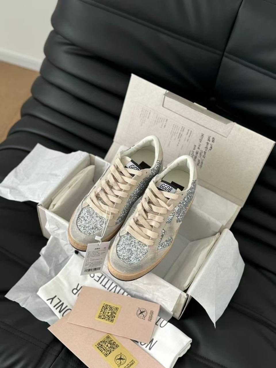 низкие кеды ball-star glitter golden goose,кеды golden goose женские,golden goose кеды v-star с блестками серебристый,кроссовки golden goose,golden goose glitter ball star sneakers