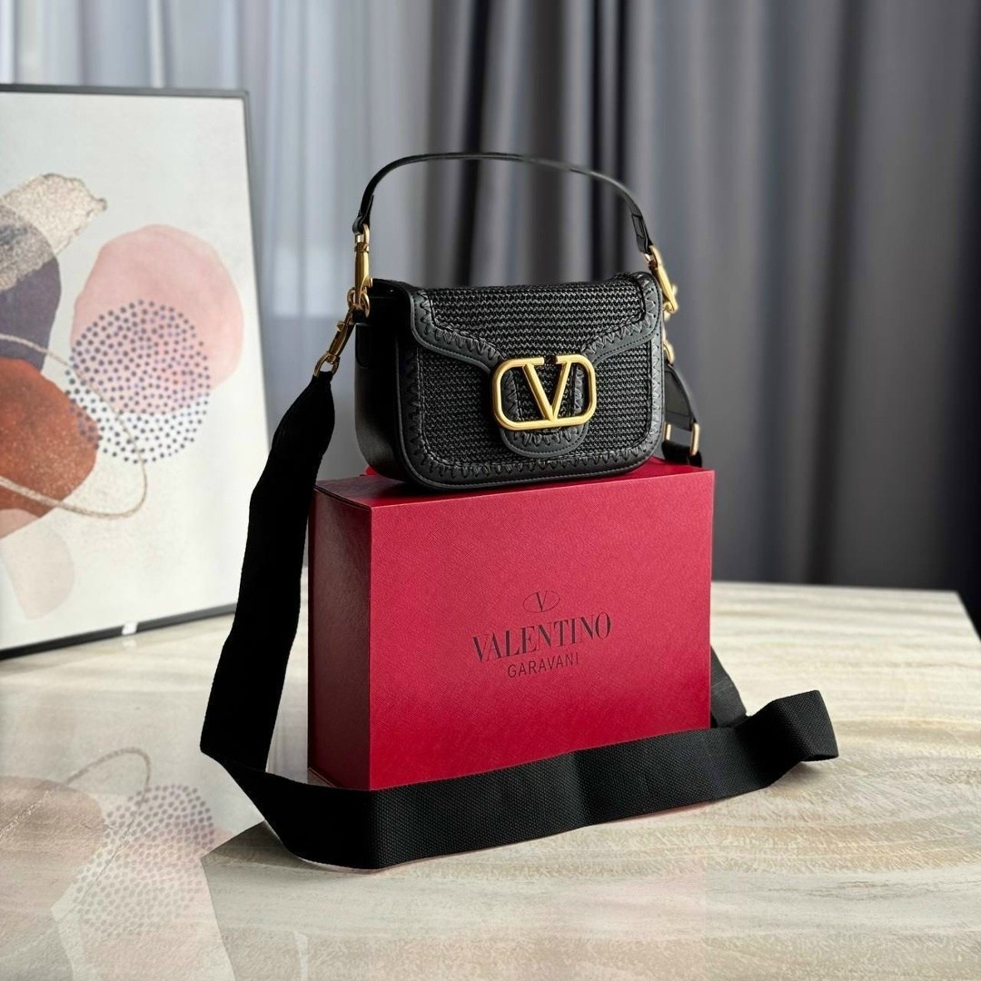 valentino garavani сумка на плечо alltime черный,кожаная сумка через плечо alltime valentino garavani черный,valentino сумка,сумка женская стильная,сумка женская модная