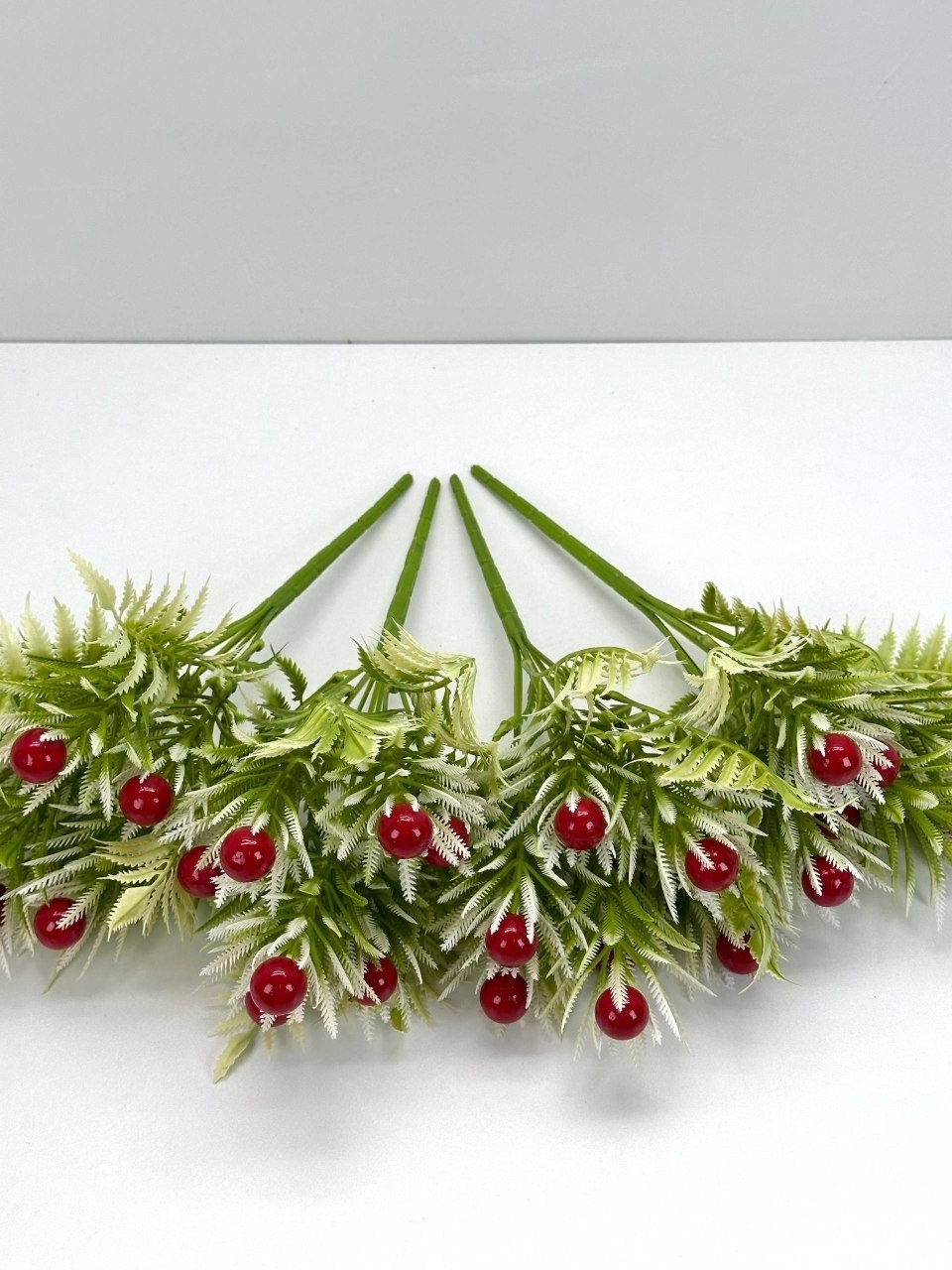 букет искусственные,комнатный цветок с красными ягодками,зелень для букета,для букета,веточка с ягодами