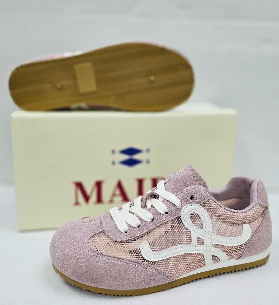 ,кроссовки loewe,женские кроссовки,кроссовки для женщин,спортивная