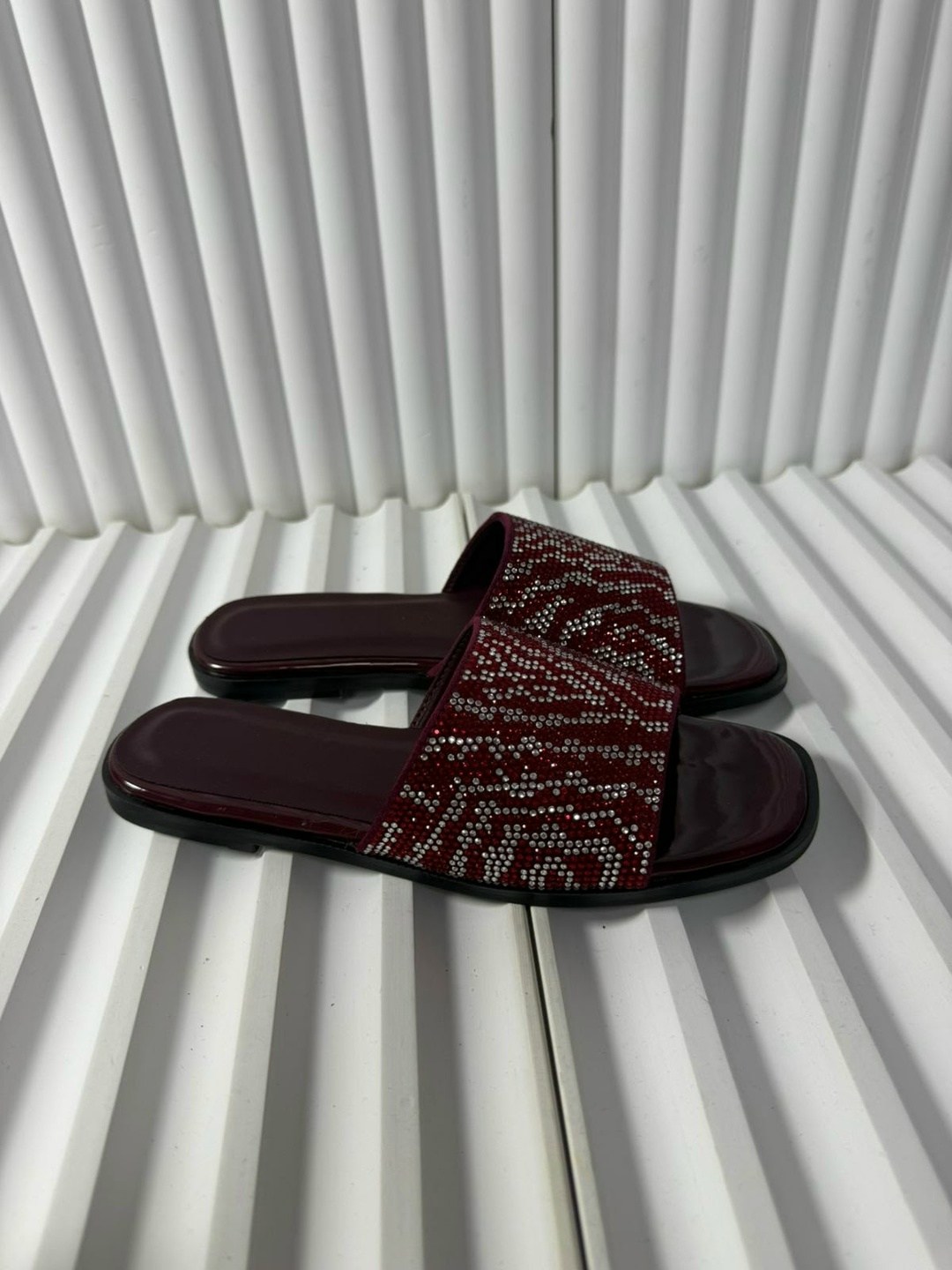шлепанцы женские,,шлепанцы со стразами,шлепки со стразами,модные шлепанцы
