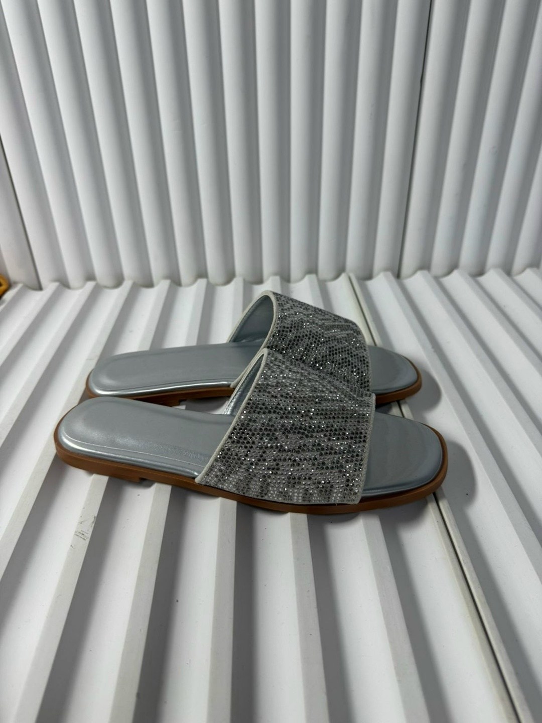 шлепанцы женские,,шлепанцы со стразами,шлепки со стразами,модные шлепанцы