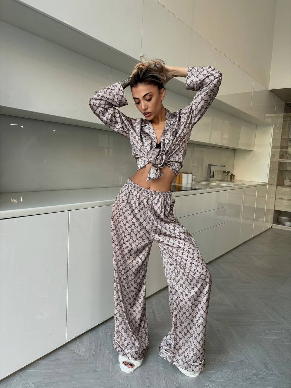 костюм шелковый женский в пижамном стиле gucci,костюм шелковый,женская пижама шелковая со штанами гуччи d&da_shop,костюм с принтом,женская пижама шелковая со штанами гуччи