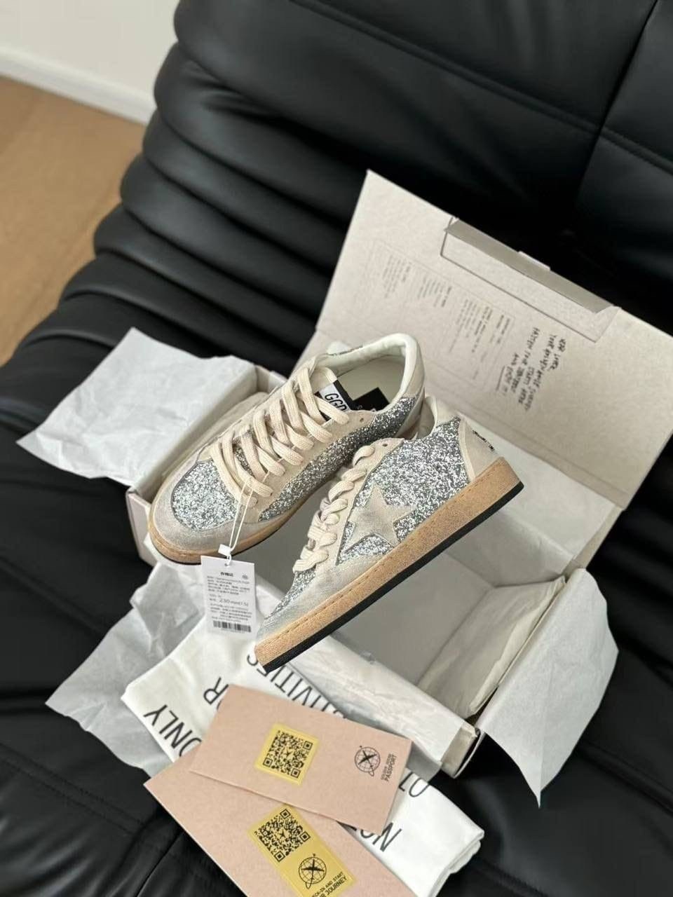 низкие кеды ball-star glitter golden goose,кеды golden goose женские,golden goose кеды v-star с блестками серебристый,кроссовки golden goose,golden goose glitter ball star sneakers