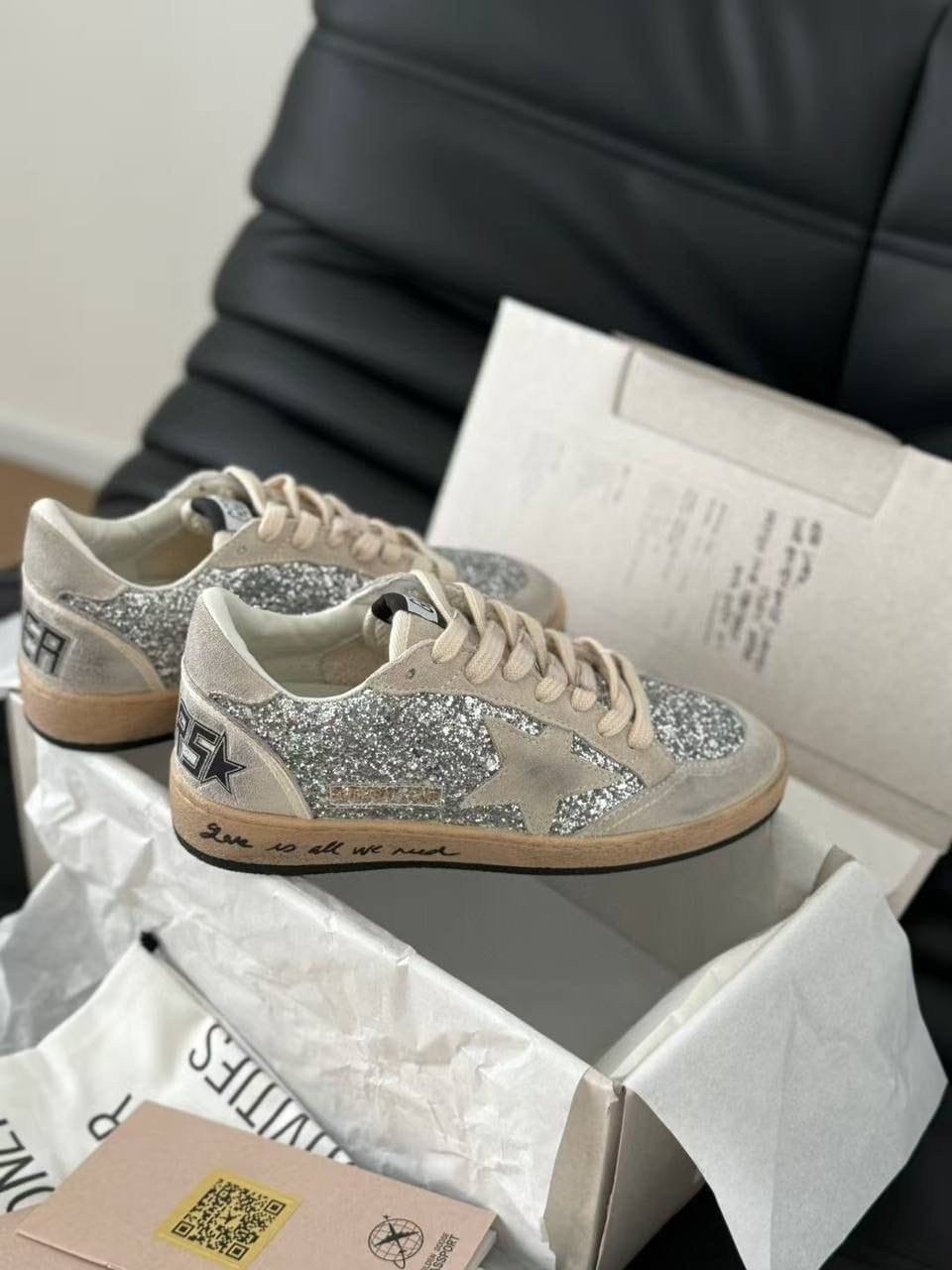 низкие кеды ball-star glitter golden goose,кеды golden goose женские,golden goose кеды v-star с блестками серебристый,кроссовки golden goose,golden goose glitter ball star sneakers