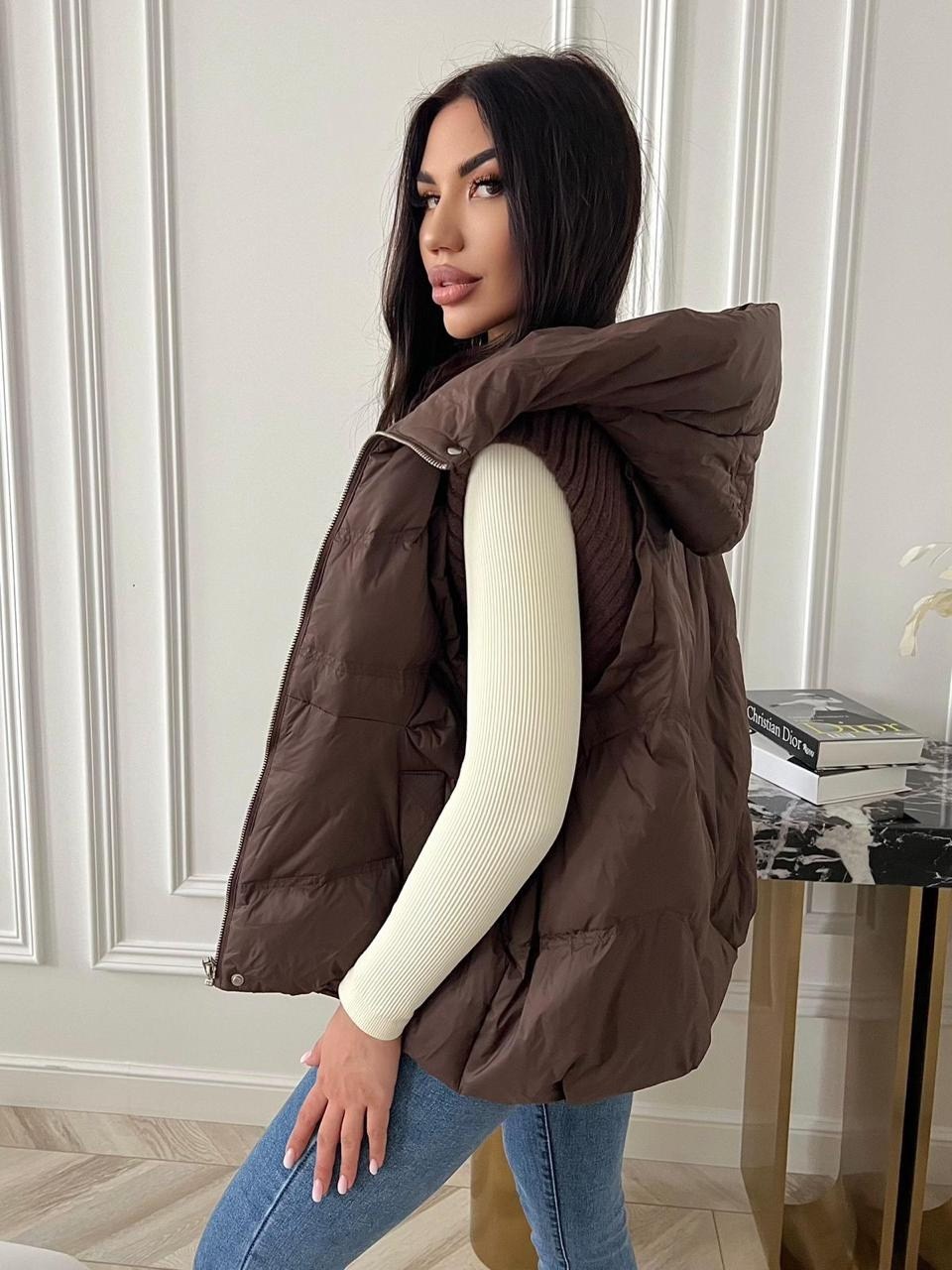 жилетка утепленная с капюшоном,жилет женский утепленный,жилетка женская,стильный жилет,жилетка женская демисезонная