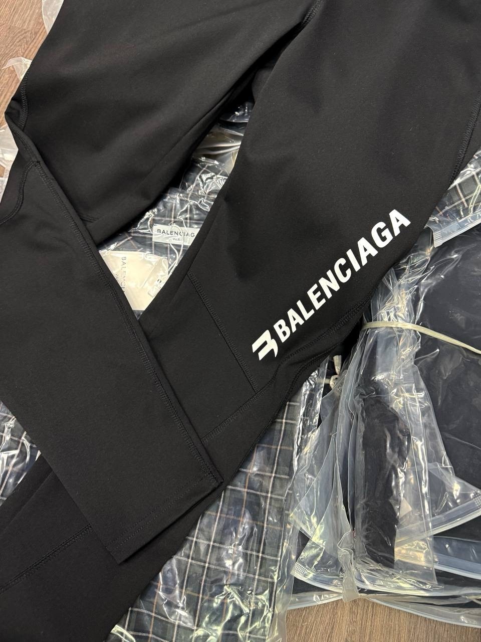 черные спортивные леггинсы balenciaga,леггинсы с логотипом balenciaga,легинсы balenciaga,легинсы спортивные,лосины баленсиага