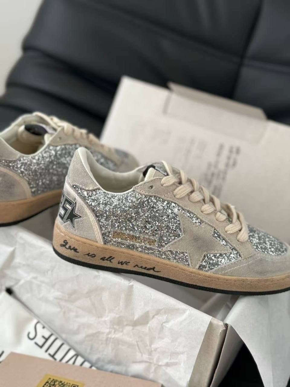 низкие кеды ball-star glitter golden goose,кеды golden goose женские,golden goose кеды v-star с блестками серебристый,кроссовки golden goose,golden goose glitter ball star sneakers