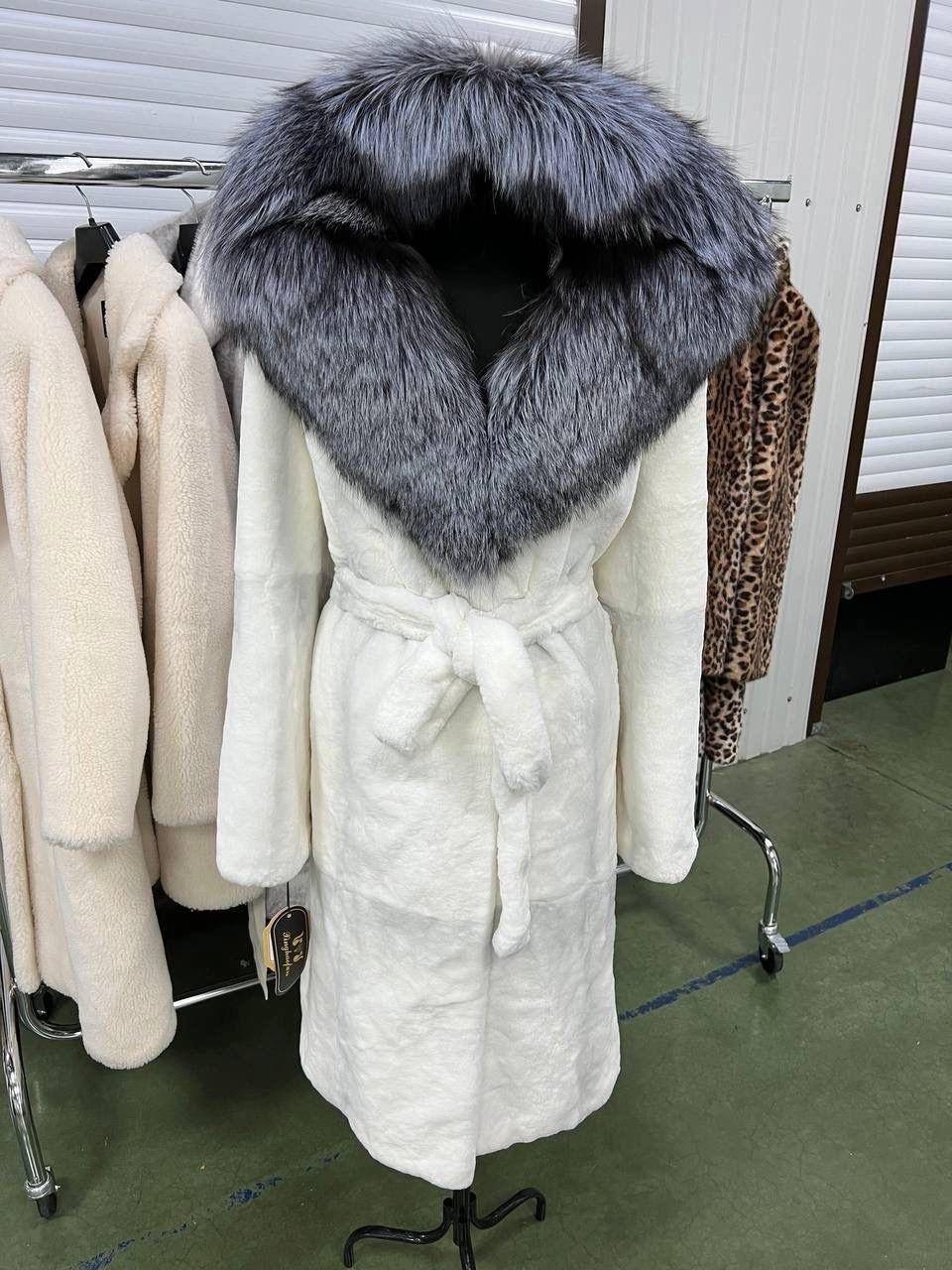 шуба мех бобрик(кролик)с капюшон длина 110 см,бобрик белая шуба шуба с чернобуркой,шуба бобрик белая с чернобуркой,шуба мех бобрик капюшон полностью чернобурка длина 110 см,шуба бобрик белая с чернобу