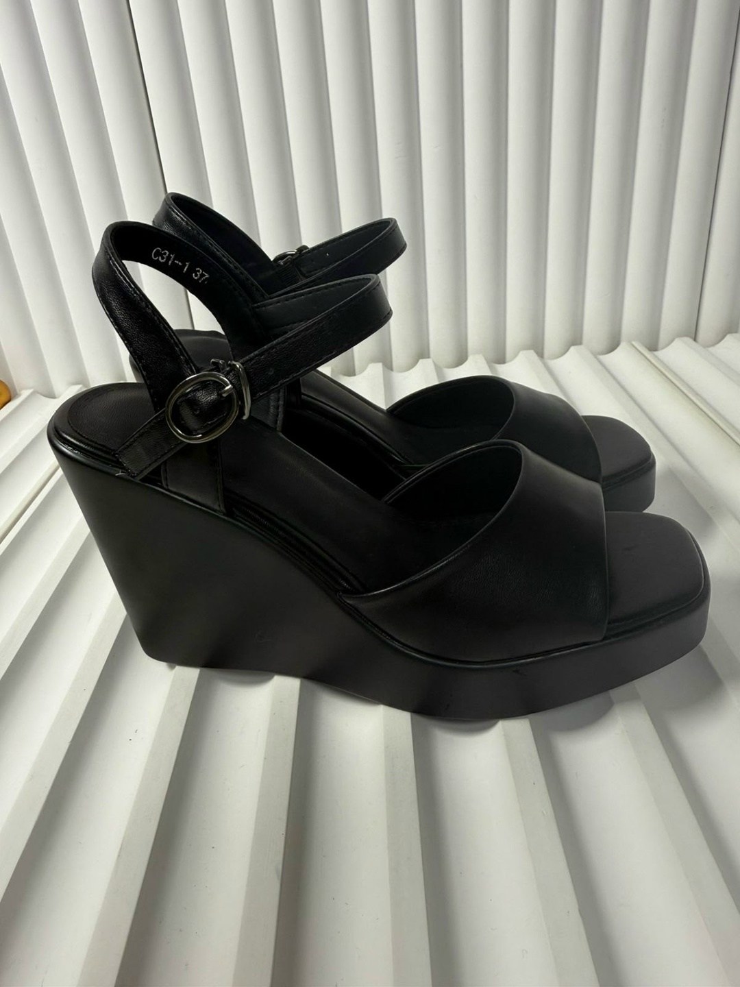 босоножки на платформе,босоножки на платформе с ремешками на танкетке 'belinda' xy london черный,босоножки женские,босоножки женские на платформе,замшевые босоножки