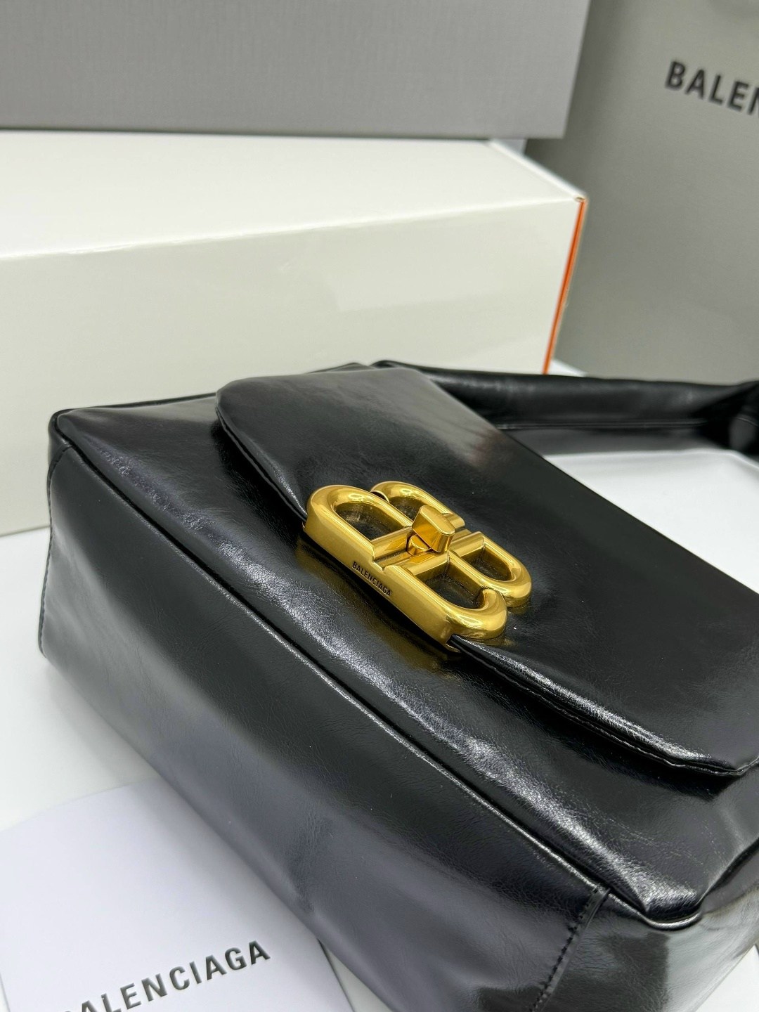 сумка женская balenciaga,сумка balenciaga,balenciaga сумка на плечо,большая сумка через плечо через цепочку balenciaga,сумка balenciaga кожаная