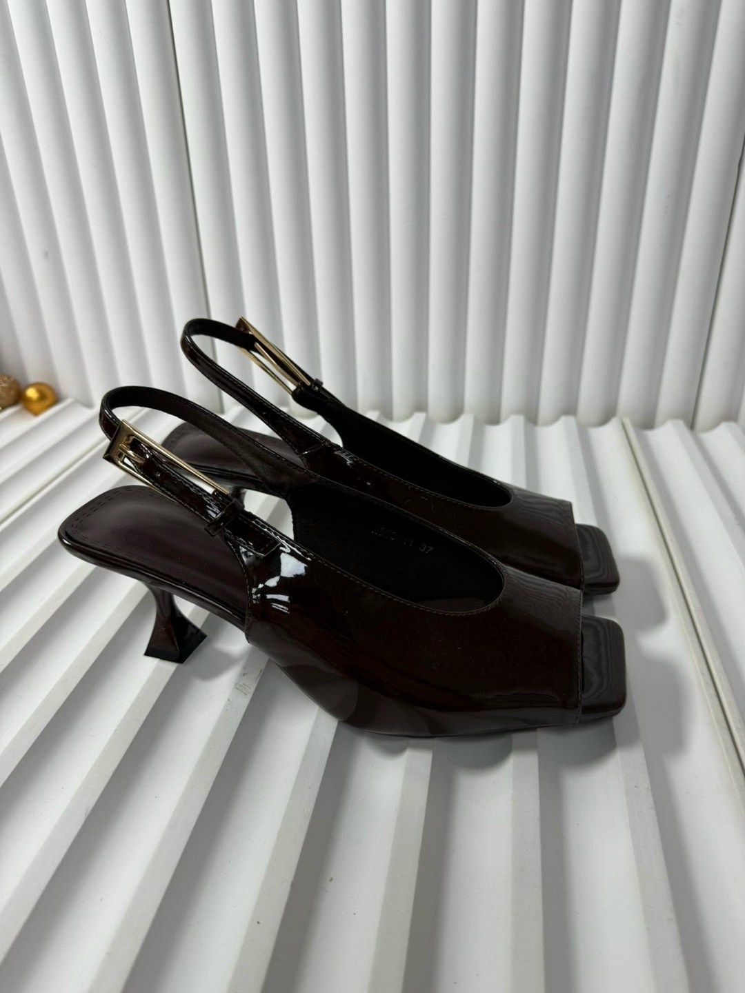 ,туфли фенди,женские туфли лодочки,женские босоножки,женские туфли-лодочки из лакированной кожи на высоком каблуке