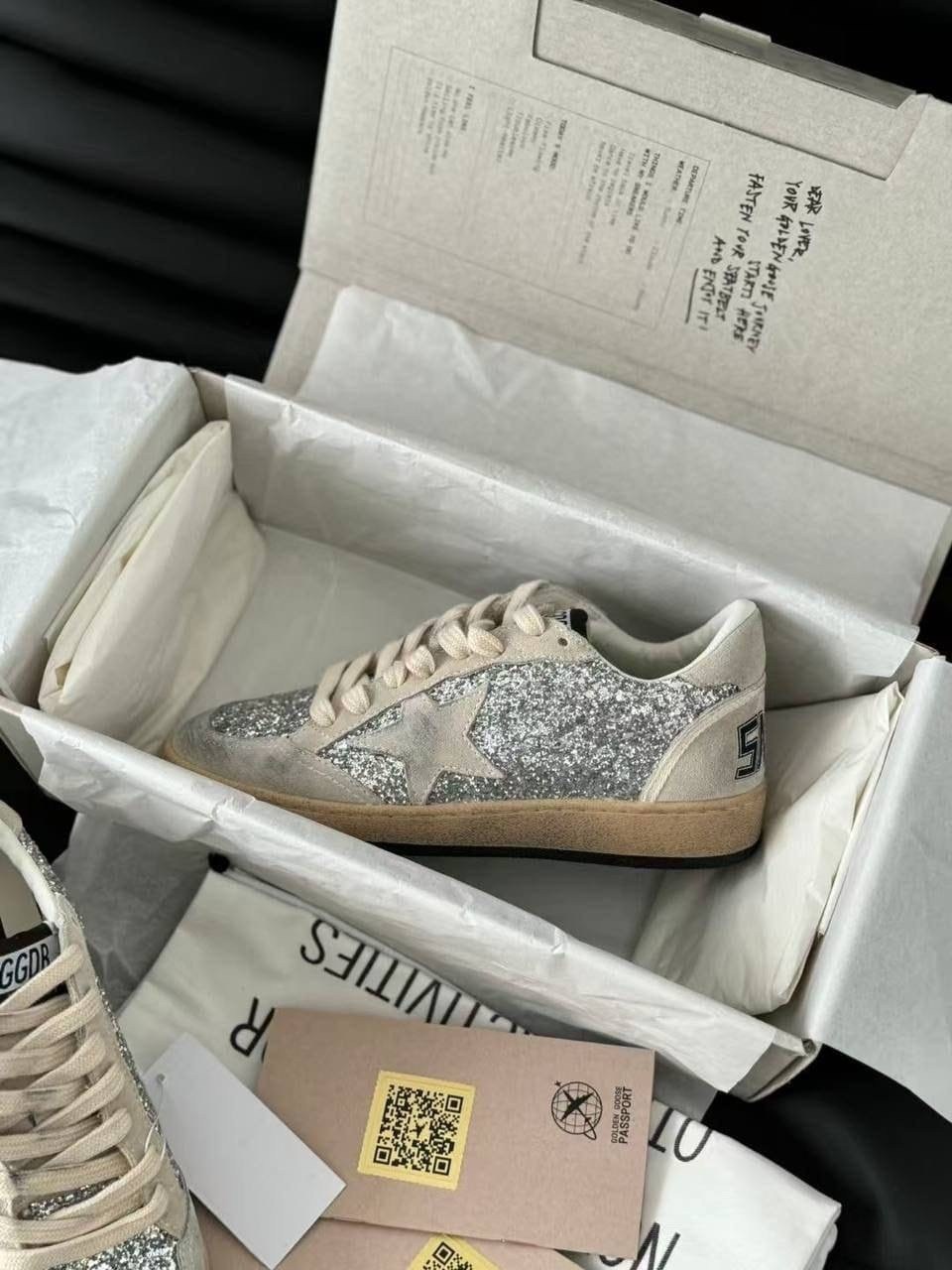 низкие кеды ball-star glitter golden goose,кеды golden goose женские,golden goose кеды v-star с блестками серебристый,кроссовки golden goose,golden goose glitter ball star sneakers