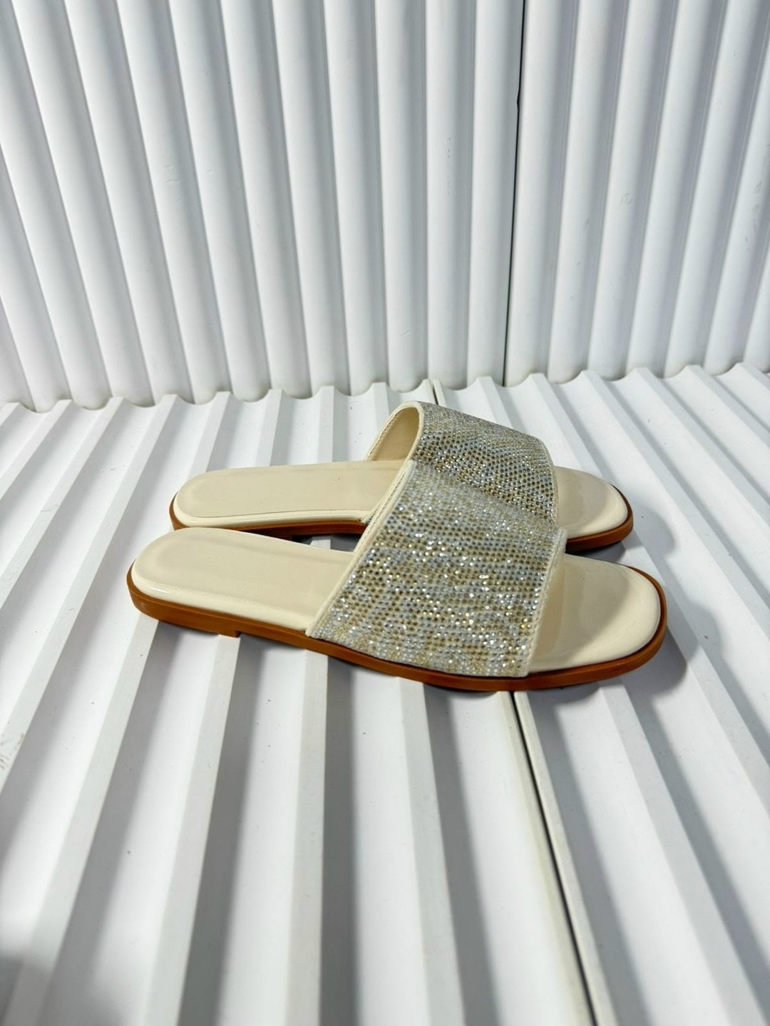 шлепанцы женские,,шлепанцы со стразами,шлепки со стразами,модные шлепанцы