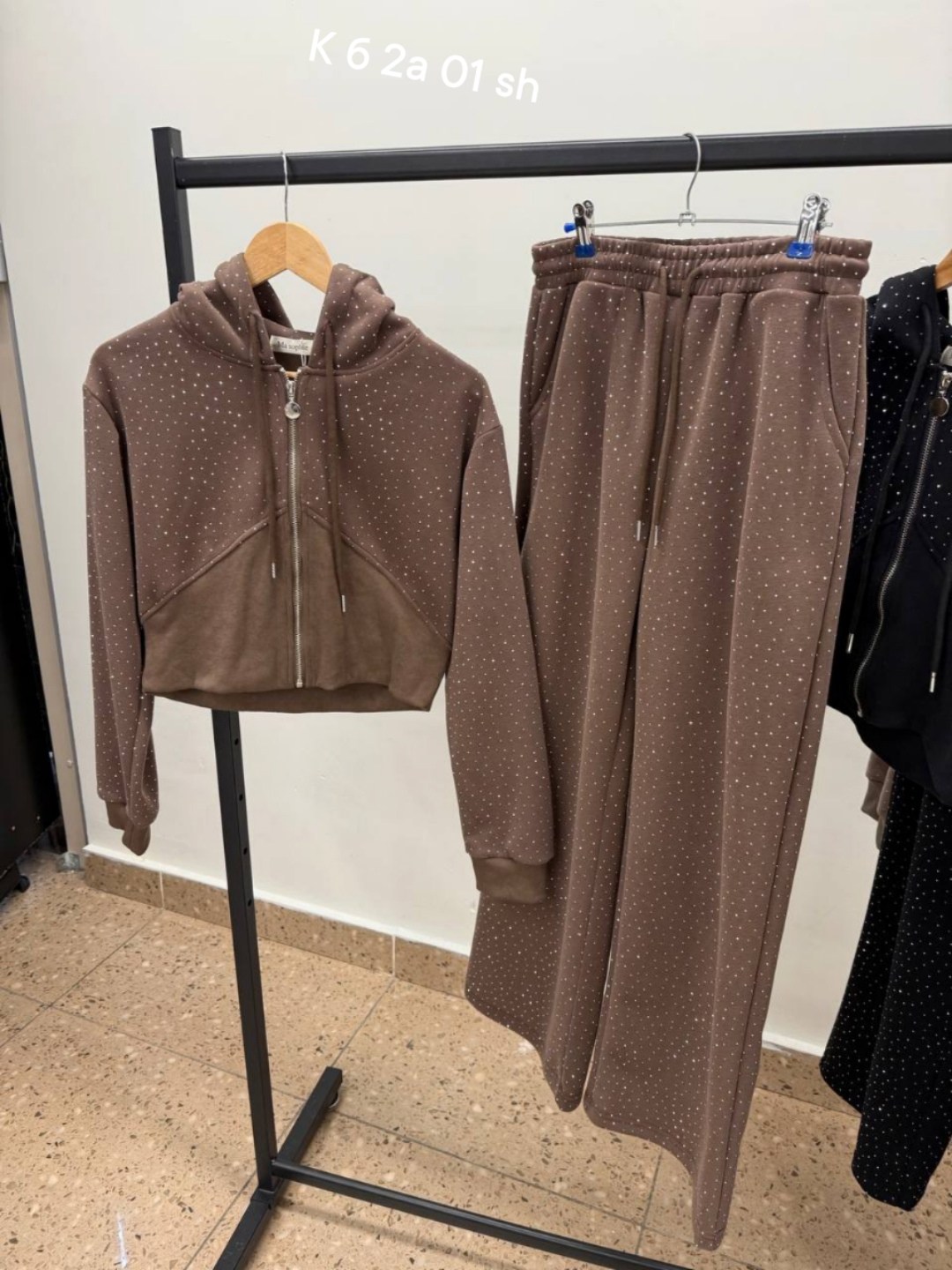 женский спортивный костюм,спортивный костюм со стразами корея,женский спортивный костюм со стразами,спортивный костюм со стразами,костюм со стразами