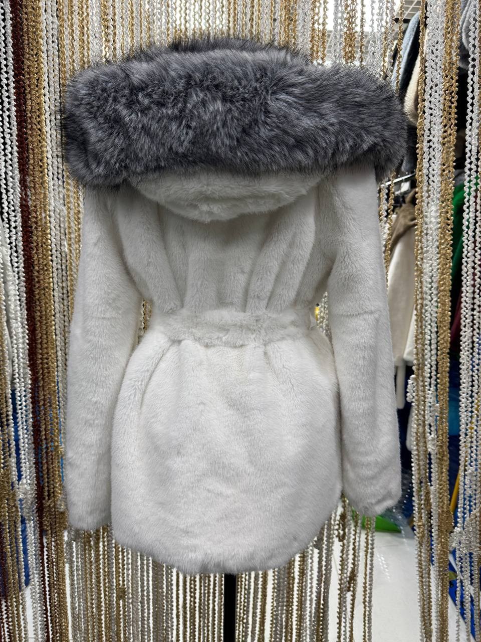 шуба норковая белая с капюшоном из чернобурки,эко шубка под норку с капюшоном,шуба эко мех норка с капюшоном,эко шубка люкс под песец капюшоном,бобрик белая шуба шуба с чернобуркой