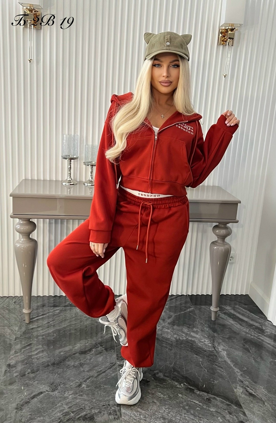 женский красный костюм miu miu,женский костюм,красный женский костюм,костюм женский спортивный,спортивный костюм