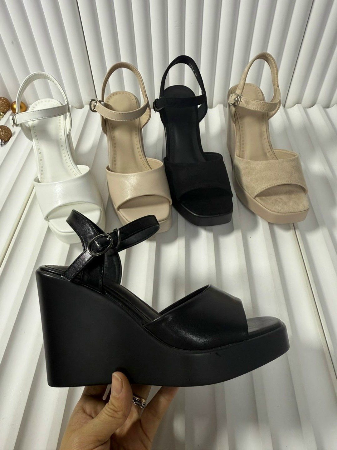 босоножки на платформе,босоножки на платформе с ремешками на танкетке 'belinda' xy london черный,босоножки женские,босоножки женские на платформе,замшевые босоножки