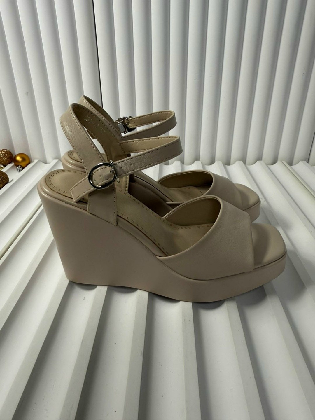 босоножки на платформе,босоножки на платформе с ремешками на танкетке 'belinda' xy london черный,босоножки женские,босоножки женские на платформе,замшевые босоножки