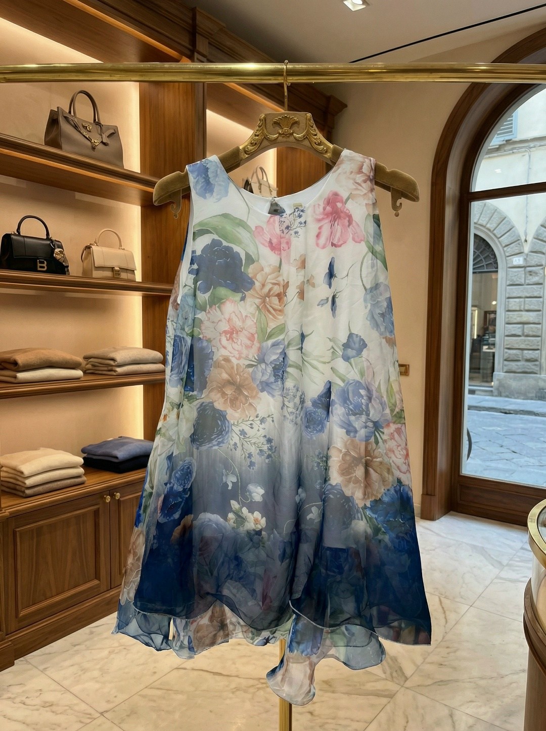 в красивом платье,красивые девушки,модель блондинка,девушка блондинка,красива женщина