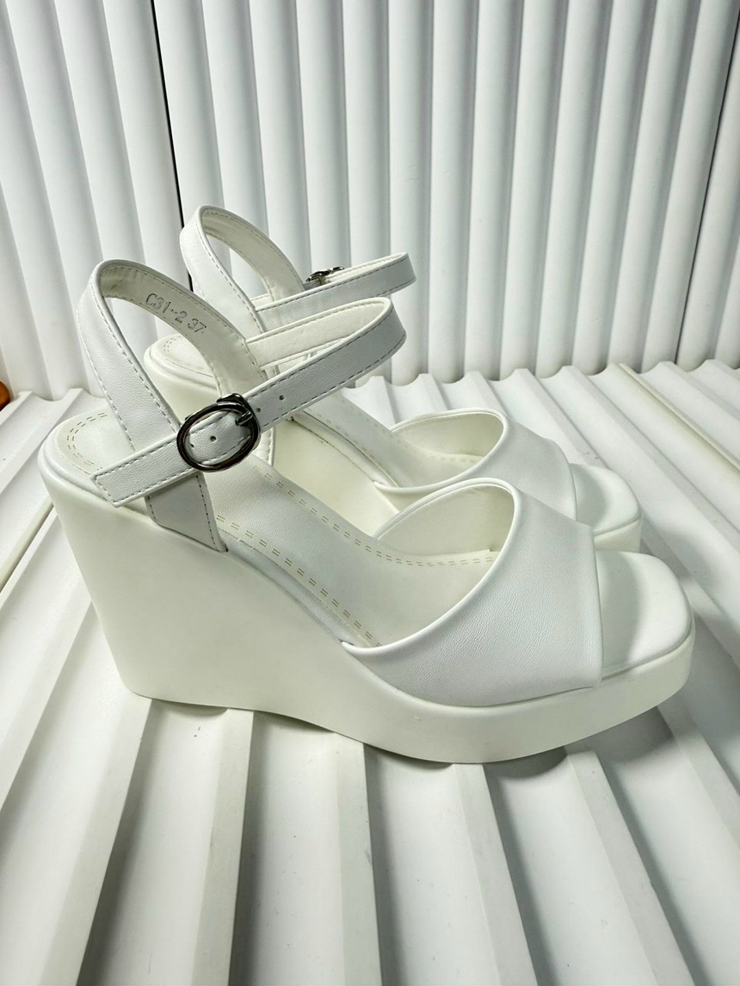 босоножки на платформе,босоножки на платформе с ремешками на танкетке 'belinda' xy london черный,босоножки женские,босоножки женские на платформе,замшевые босоножки