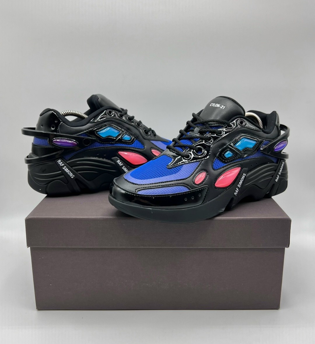 черные кроссовки cylon-21 raf simons,кроссовки raf simons cylon-21 sneaker,кроссовки raf simons cylon 21,raf simons черные низкие кроссовки,raf simons cylon-21 sneaker black & blue