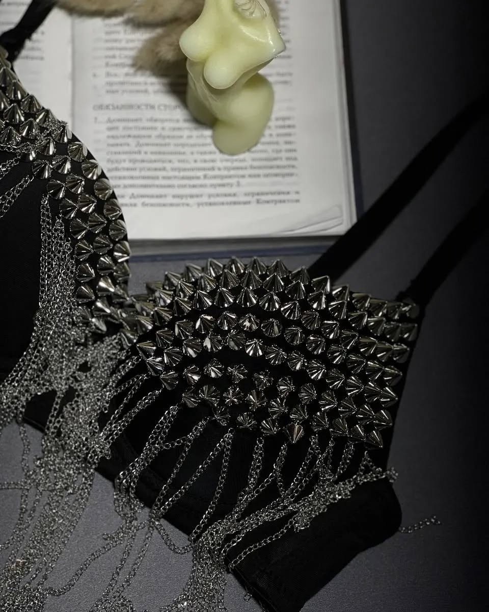 бюстгальтер с шипами,бюстгальтера,бюстгальтер для женщин,лифчик с шипами,бюстгальтер со стразами