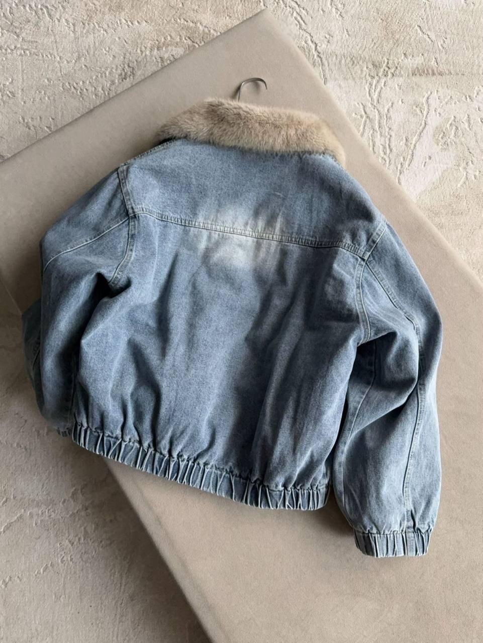 джинсовая куртка на меху женская,женская джинсовая куртка с меховой подкладкой,джинсовая куртка с искусственным мехом,джинсовая куртка,женская джинсовая куртка с большим меховым воротником