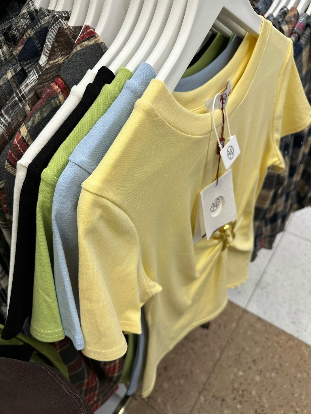 футболки женская,футболки базовая,желтая футболка,модные футболки,футболки