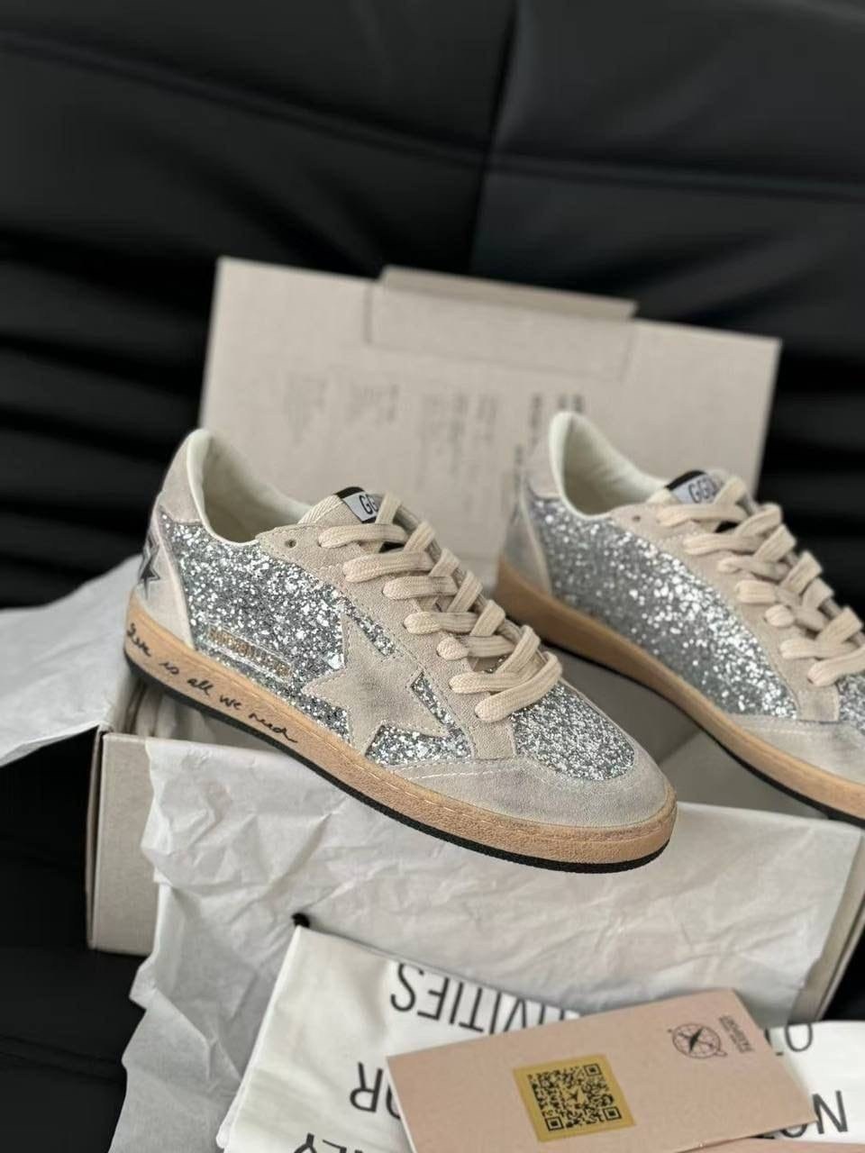 низкие кеды ball-star glitter golden goose,кеды golden goose женские,golden goose кеды v-star с блестками серебристый,кроссовки golden goose,golden goose glitter ball star sneakers