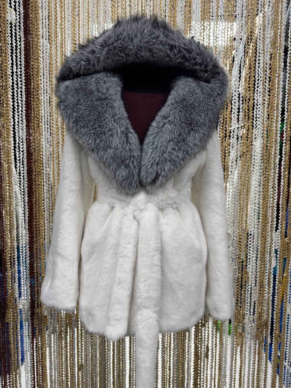 шуба норковая белая с капюшоном из чернобурки,эко шубка под норку с капюшоном,шуба эко мех норка с капюшоном,эко шубка люкс под песец капюшоном,бобрик белая шуба шуба с чернобуркой