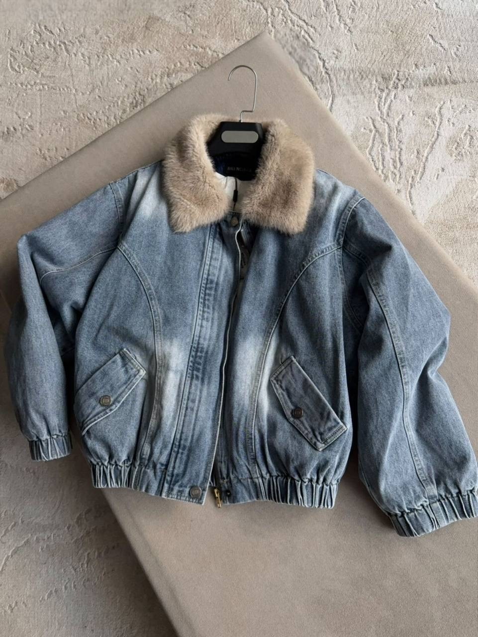 джинсовая куртка на меху женская,женская джинсовая куртка с меховой подкладкой,джинсовая куртка с искусственным мехом,джинсовая куртка,женская джинсовая куртка с большим меховым воротником