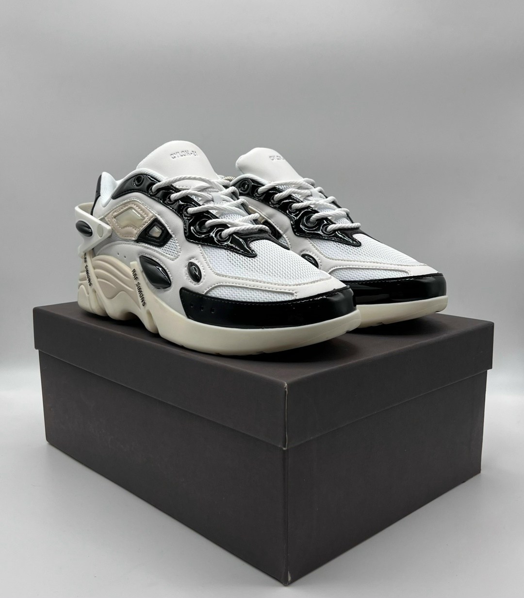 кроссовки raf simons cylon-21 белый,raf simons runner cylon 21 sneakers size 43 white black,кроссовки со вставками raf simons белый,кроссовки raf simons cylon-21 кремовый,raf simons runner кроссовки